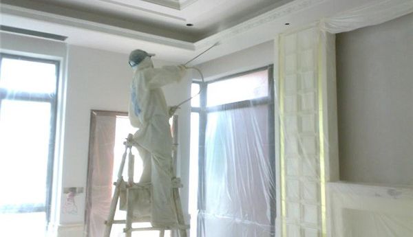 裝修施工：粉刷墻面是用滾輪粉刷還是用機器噴涂？哪種更好？