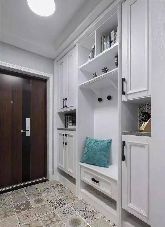 玄關怎么設計比較好看實用？鞋柜換鞋凳成標配 收納功能更是強大